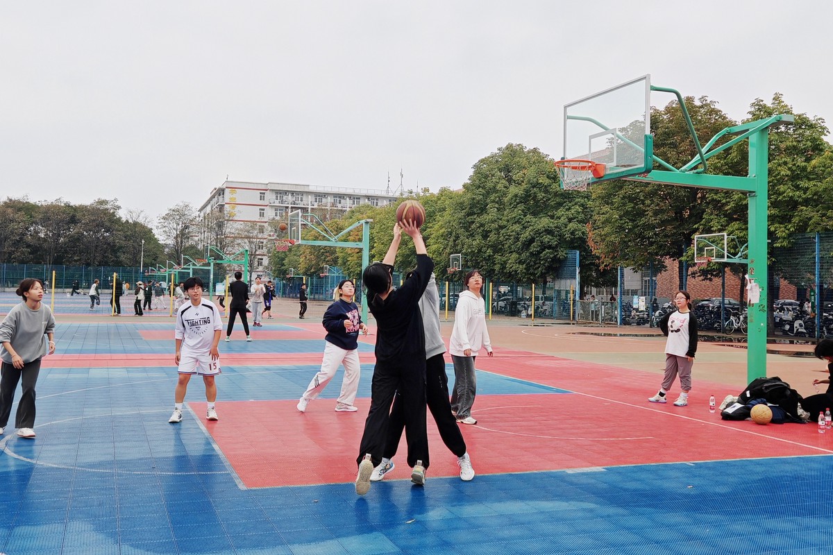 大学生如何在篮球比赛中更好地接球?